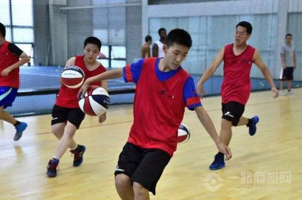 控卫如何通过视频学习提高技术水平_0